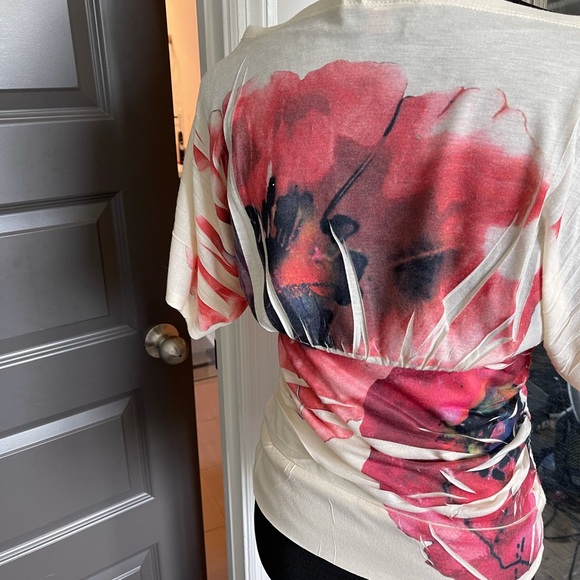 Cute! Abstract Floral Top. Size Large but could also fit a Med. Great Summer top - Picture 3 of 6